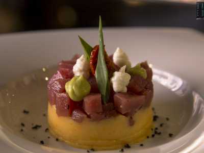 ...il secondo invece presenta un letto di patate cotte al vapore con sopra pomodoro, avocado e tart�re di tonno